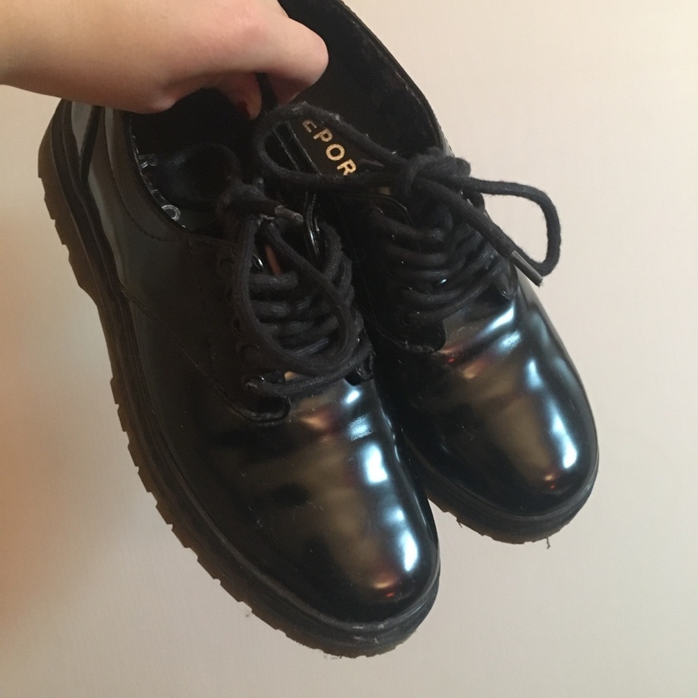Shiny black shoes with shoe laces